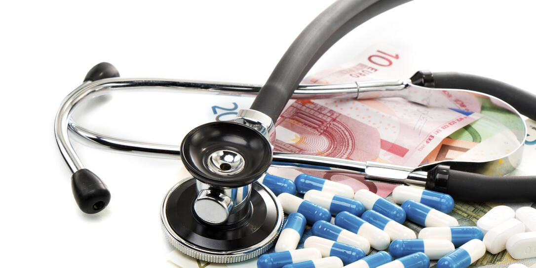 Gesundheitskosten, Stethoskop und Euro Geldscheine
