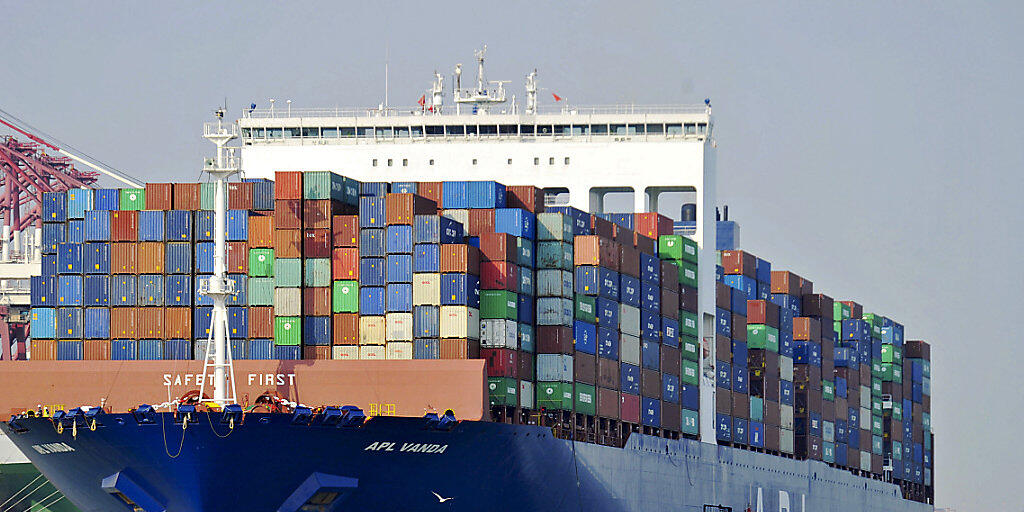 Container-Schiff in der ostchinesischen Hafenstadt Qingdao. (Archivbild)