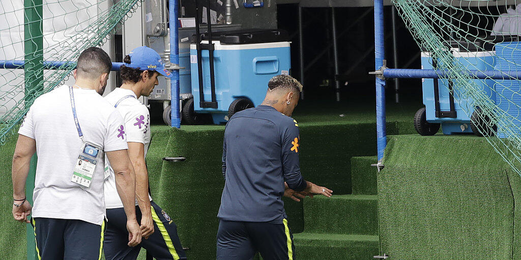Neymar wird während Brasiliens Training vorzeitig in die Kabine begleitet