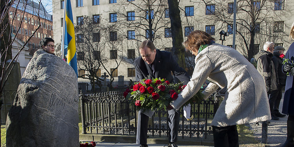 Schwedens Premierminister Löfven legt einen Strauss Rosen an Palmes Grab. Dessen Mord ist bis heute unaufgeklärt geblieben.