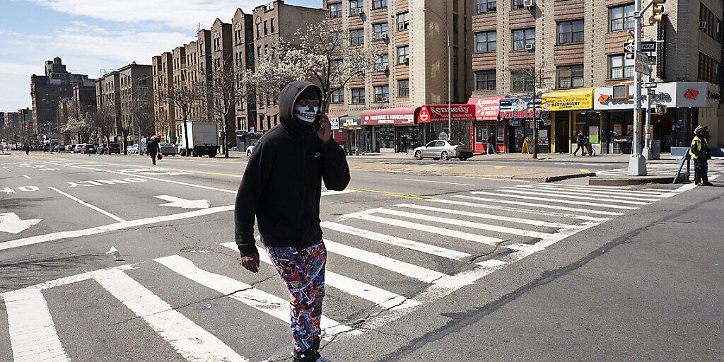 Leere in New York: Ein Rollerblade-Fahrer mit Gesichtsmaske am wegen des Coronavirus abgesperrten Grand Concourse in der Bronx.