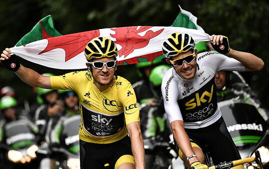 Geraint Thomas (links) freut sich mit der walisischen Flagge und mit seinem Sky-Teamkollegen Chris Froome, der in der Gesamtwertung den 3. Platz belegt