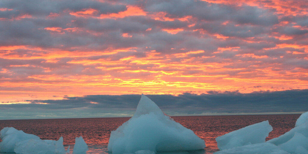 Schwimmende Eisbrocken im arktischen Meer vor Alaska. (Archivbild)