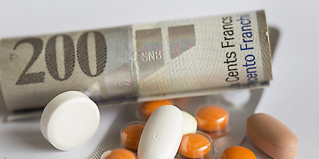 Versicherer und Patienten in der Schweiz müssen ab Januar für rund 100 Medikamente ungefähr 14 Prozent weniger bezahlen. Der Bund hat in einem ersten Schritt die Hälfte der Medikamente der diesjährigen Preissenkungsrunde überprüft. (Symbolbild)