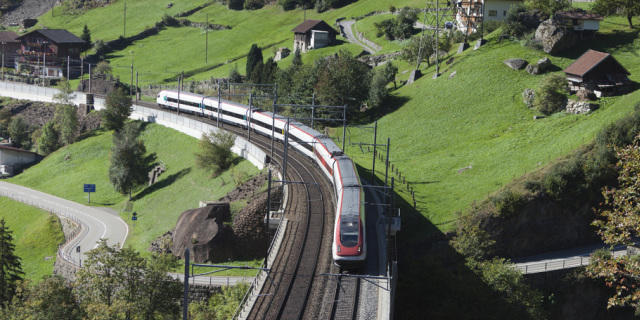 Ein Zug auf der Gotthard-Bergstrecke (Archiv)