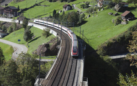 Ein Zug auf der Gotthard-Bergstrecke (Archiv)