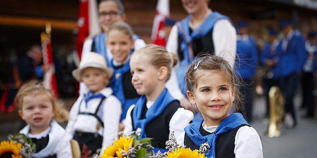 Kinder warten auf ihren Auftritt am grossen Umzug des Volksmusikfests in Crans-Montana.