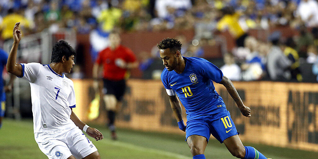 Brasiliens Neymar (rechts) versucht ein Dribbling gegen Gilberto Baires von El Salvador