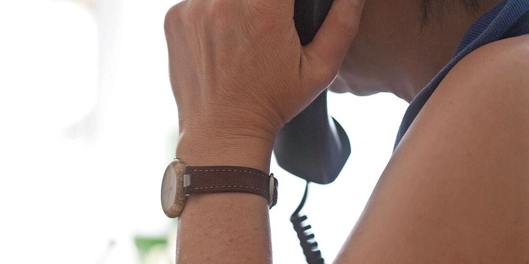 FRAU, BERATERIN, BERATEN, TELEFONIEREN, TELEFON, TELEFONSEELSORGE, SORGENTELEFON, SORGEN, PROBLEM, PROBLEME, CALL CENTER, DARGEBOTENE HAND, BERATUNG, TELEFONBERATUNG, UNTERSTUETZUNG, SEELISCHE UNTERSTUETZUNG, PSYCHISCHE UNTERSTUETZUNG, REDEN, GESPRAECHE, T