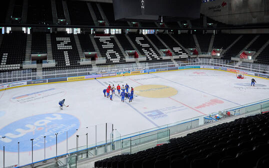 Ein spezielles Training: Die Liechtensteiner Nationalmannschaft in der Swiss Life Arena, die 12 000 Zuschauern Platz bietet.