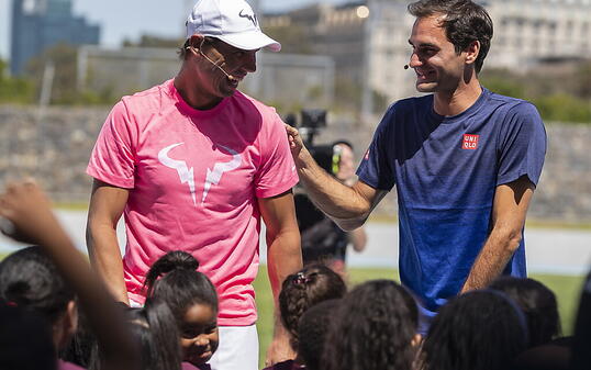 Auf gemeinsamer Mission in Südafrika: Roger Federer (re.) und Rafael Nadal animierten südafrikanische Kinder zu lernen und zu spielen