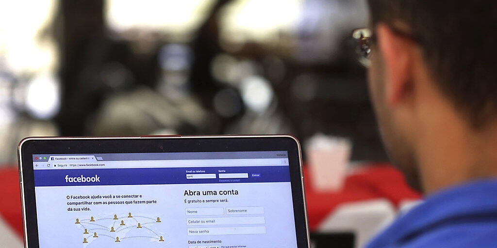 Facebook erkennt Gesichter auf Fotos und schlägt entsprechende Verknüpfungen von Fotos und Markierungen von Personen vor. (Symbolbild)
