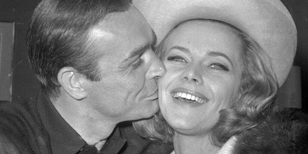 Sean Connery küsst Honor Blackman auf einer Party im März 1964 in den Pinewood Film Studios in Iver Heath, England. Sean Connery küsst Honor Blackman auf einer Party im März 1964 in den Pinewood Film Studios in Iver Heath, England.