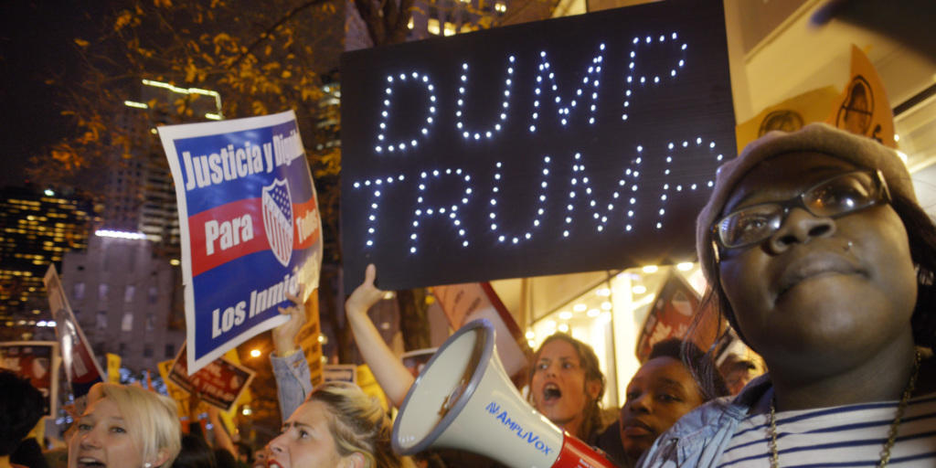 Protest in New York gegen Trump und dessen Auftritt in der Sendung "Saturday Night Live". Auf dem Transparent steht auf deutsch übersetzt: "in den Müll mit Trump"