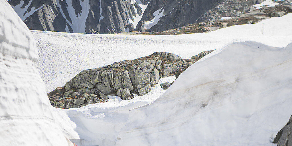 Bald schon wieder freie Fahrt über den Gotthardpass: Am Freitagvormittag wird die Wintersperre aufgehoben. (Archivbild)