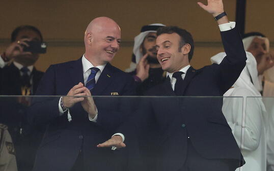 Fifa-Präsident Gianni Infantino beim WM-Final zwischen Argentinien und Frankreich in Katar zusammen mit Frankreichs Präsident Emanuel Macron.