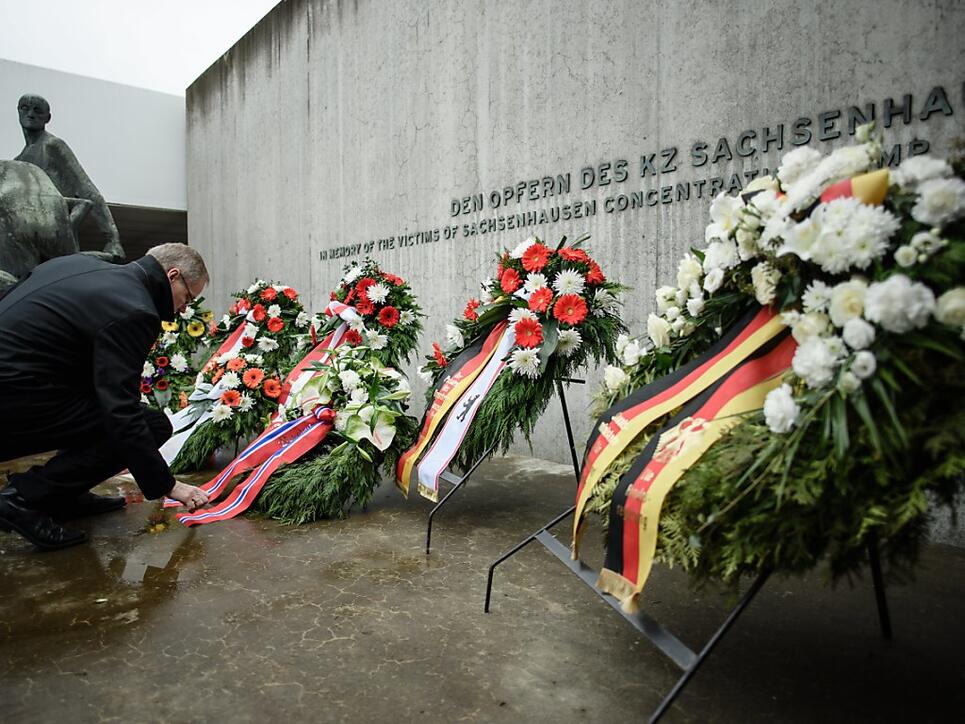 Kränze am Holocaust-Gedenktag beim früheren Konzentrationslager Sachsenhausen bei Berlin.