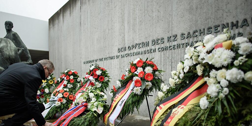 Kränze am Holocaust-Gedenktag beim früheren Konzentrationslager Sachsenhausen bei Berlin.