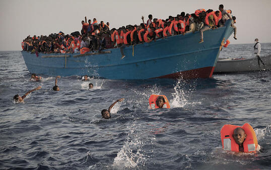 Tausende Flüchtlinge und Migranten haben 2016 ihr Leben auf der gefährlichen Fahrt über das Mittelmeer riskiert. Viele wurden von kriminellen Schleuserbanden auf überfüllten Booten untergebracht.