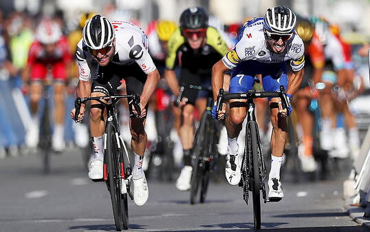 Marc Hirschi (links) sprintete Rad an Rad mit dem Franzosen Julian Alaphilippe um den Etappensieg in Nizza