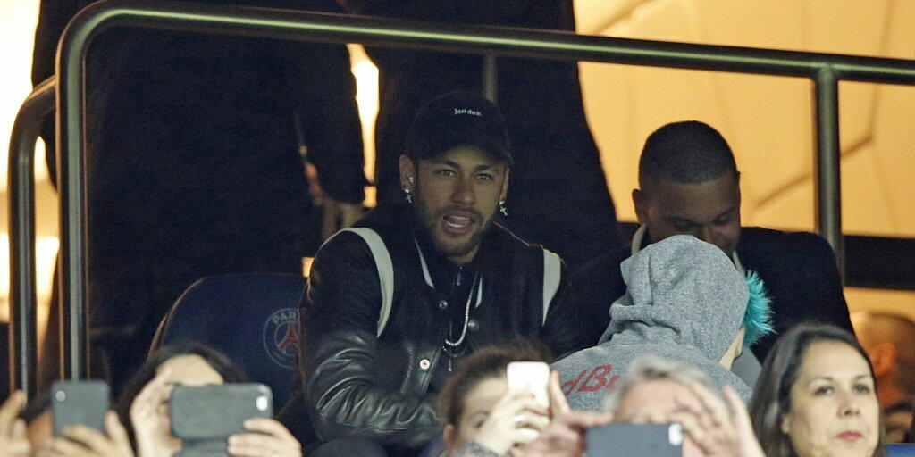 Gegen Manchester United konnte der verletzte Neymar nur zuschauen, fluchen und unanständig zwitschern