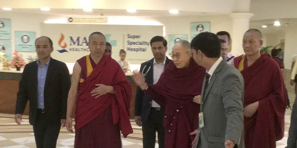 Der Dalai Lama (4.v.l.) verlässt nach dreitägiger Behandlung das Spital in Neu Delhi.