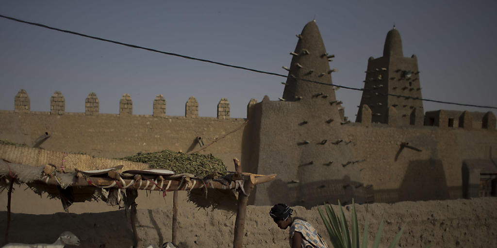 Eine Frau und ihre Ziegen vor der Djingareyber-Moschee in Timbuktu. (Archiv) Eine Frau und ihre Ziegen vor der Djingareyber-Moschee in Timbuktu. (Archiv)