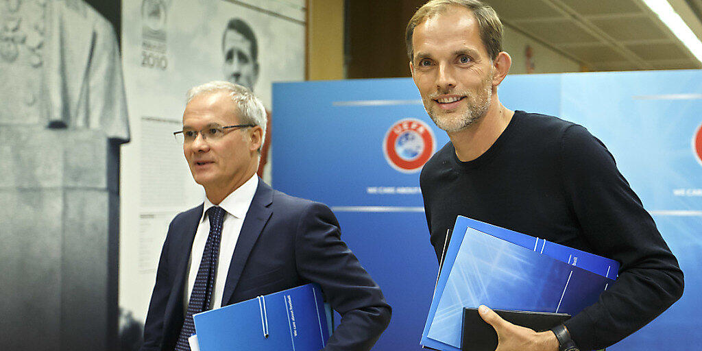 PSG-Coach Thomas Tuchel (rechts) wird in Nyon mit einigen seiner Trainerkollegen bei Giorgio Marchetti, dem stellvertretenden UEFA-Generalsekretär, vorstellig