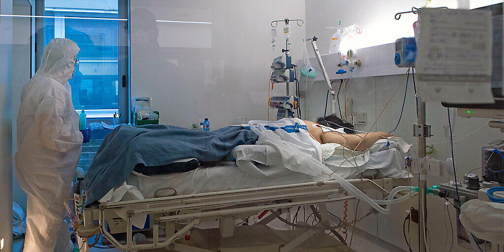 Corona-Infizierter auf einer Intensivstation in Barcelona. Die Zahl der Opfer ist wieder leicht ansteigend. Corona-Infizierter auf einer Intensivstation in Barcelona. Die Zahl der Opfer ist wieder leicht ansteigend.