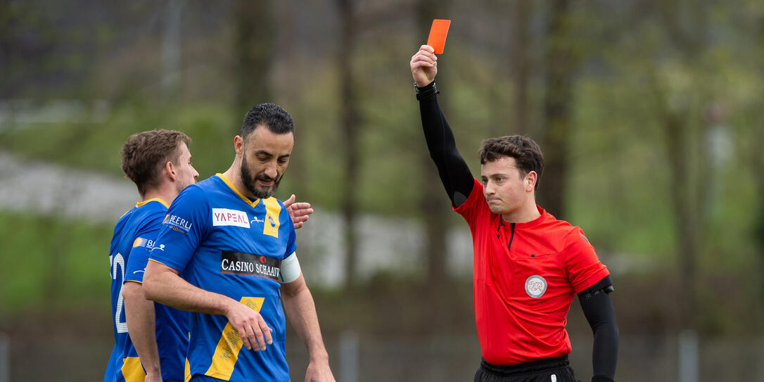 Spieler die eine Rote Karte erhalten, müssen mit mindestens drei Strafpunkten rechnen und einer Spielsperre.