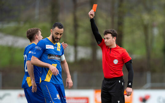 Spieler die eine Rote Karte erhalten, müssen mit mindestens drei Strafpunkten rechnen und einer Spielsperre.