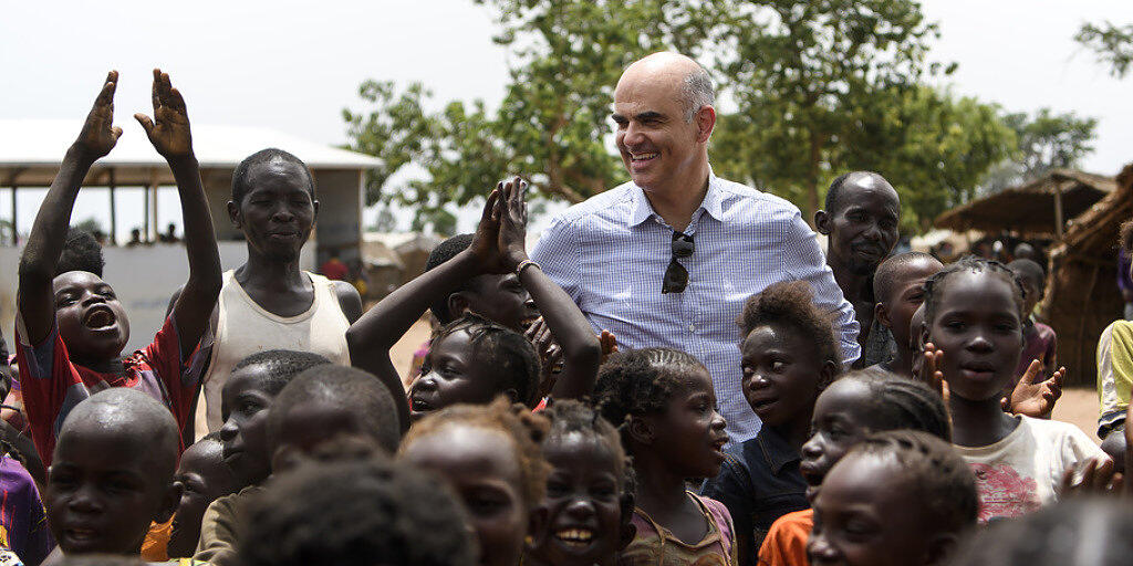 Bundesrat Alain Berset trifft am Montag Kinder in einem Lager für Vertriebene in Kaga-Bandoro in der Zentralafrikanischen Republik.