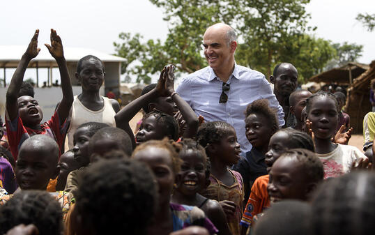 Bundesrat Alain Berset trifft am Montag Kinder in einem Lager für Vertriebene in Kaga-Bandoro in der Zentralafrikanischen Republik.