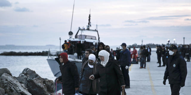 Ankunft in Europa: Flüchtlinge im Hafen in Griechenland (Archiv) Ankunft in Europa: Flüchtlinge im Hafen in Griechenland (Archiv)