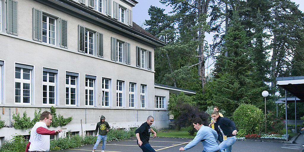Zeitvertreib während der Aushebung: Mannschaftssport und insbesondere Fussball von Armeeangehörigen bescheren der Militärversicherung eine grosse Zahl von Unfallmeldungen. (Archivbild)