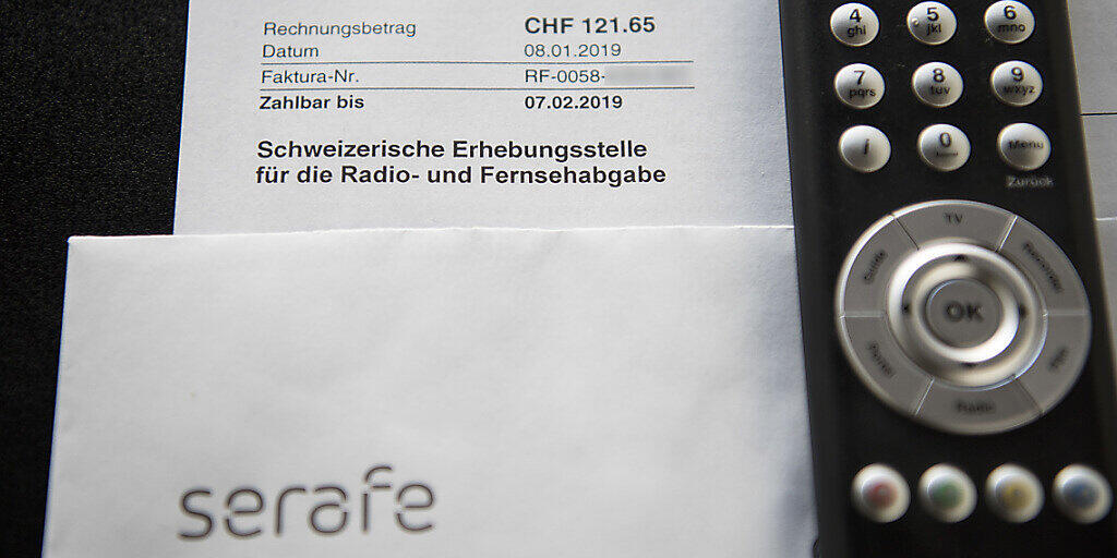 Die Gebühr für Radio und TV sinkt ab nächstem Jahr für alle Haushalte und viele Unternehmen. Das hat der Bundesrat beschlossen. (Archivbild)