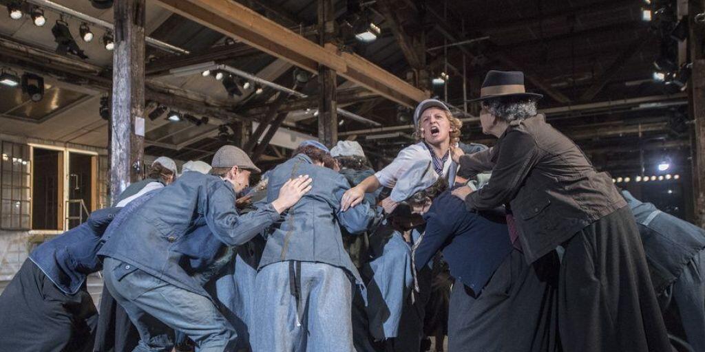 Eine Szene anlässlich einer Hauptprobe des Theaterstücks "1918.CH-100 Jahre Landesstreik" am 8. August 2018 in der Alten Hauptwerkstätte der SBB in Olten. Das Theaterstück feierte am 16. August Premiere. (Archiv)
