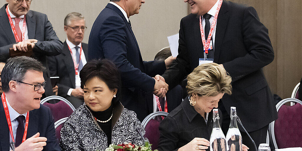 Übergangslösung für Streitschlichtung in der WTO gefunden: Bundesrat Guy Parmelin (rechts) und WTO-Generaldirektor Roberto Azevedo am WEF in Davos.