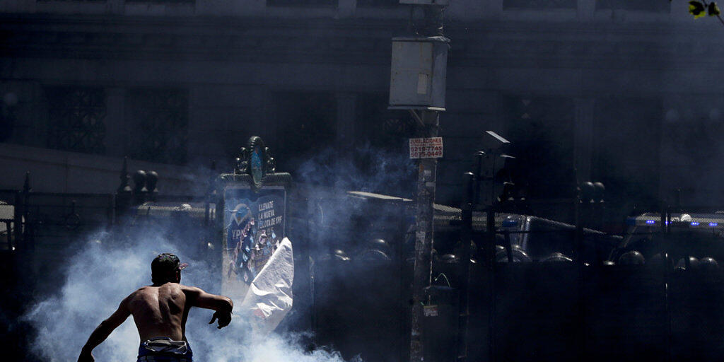 Brandsätze und Steinwürfe: Chaoten demonstrieren in Argentinien gegen Sparmassnahmen.