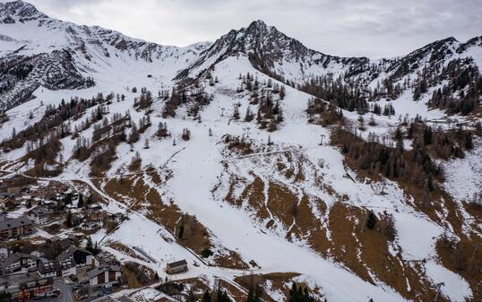 Liechtenstein Malbun Drohne Schneesituation Skifahren Eisplatz Hocheck Taeli Malbipark Schneeflucht