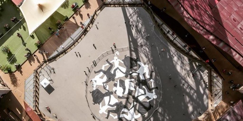 Cleon Petersons Strassengraffito unter dem Eiffelturm beschwört die Einigkeit der Menschen. (Instagram)