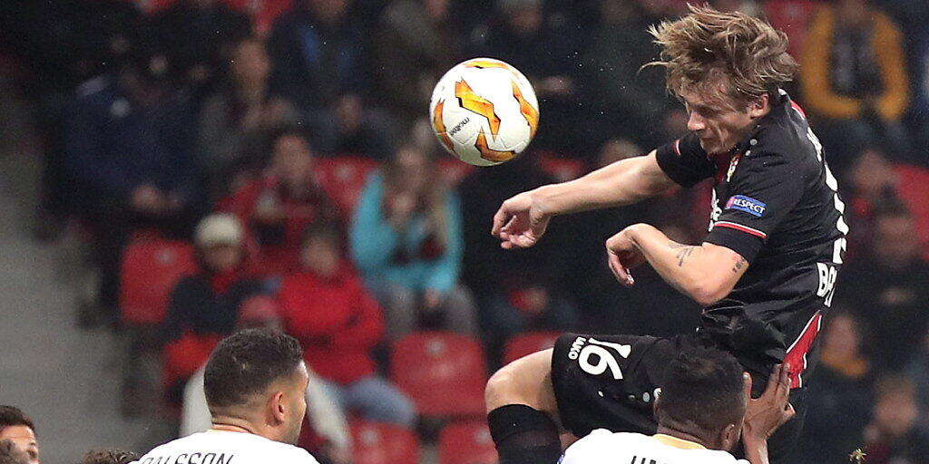 Leverkusens Verteidiger Tin Jedvaj köpfelt zum 1:0 ein
