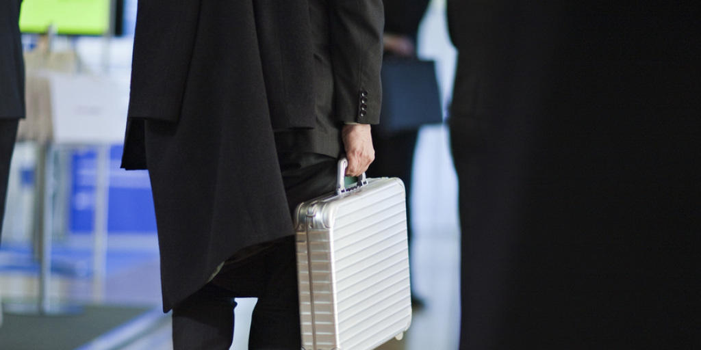 Der Verurteilte brachte Angestellte renommierter Firmen dazu, ihm riesige Geldbeträge zu übergeben (Symbolbild)