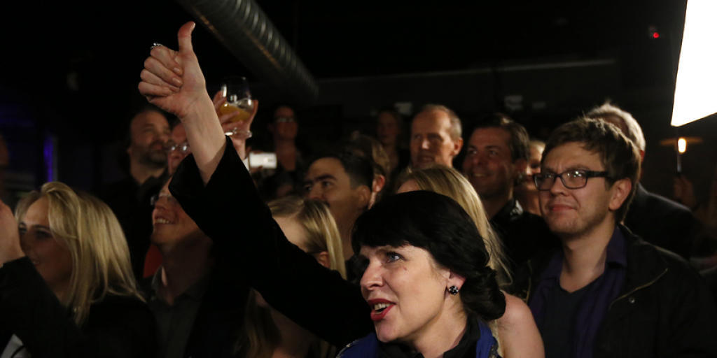 Nach der Parlamentswahlen in Island freut sich Birgitta Jonsdottir von der Piratenpartei über das Wahlergebnis. Ihre Partei kommt auf über 14 Prozent der Stimmen und kann die Zahl der Sitze im Parlament wohl verdreifachen. Wer künftig Island regieren wird, ist aber offen.