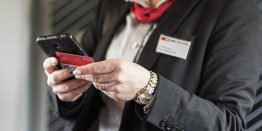 Bei Billettkontrollen in Zügen tragen SBB-Mitarbeitende jeweils ein Namensschild. Dieses ist umstritten: Auch der oberste Schweizer Datenschützer fordert nun den Schutz der Anonymität. (Themenbild)
