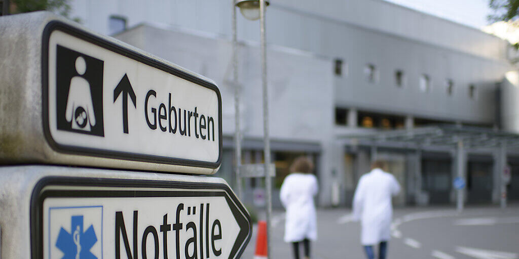 Der Nationalrat will eine Gebühr von 50 Franken für die Notaufnahme in Spitälern einführen. Das soll Patientinnen und Patienten davon abhalten, mit Bagatellen den Notfall aufzusuchen. (Themenbild)