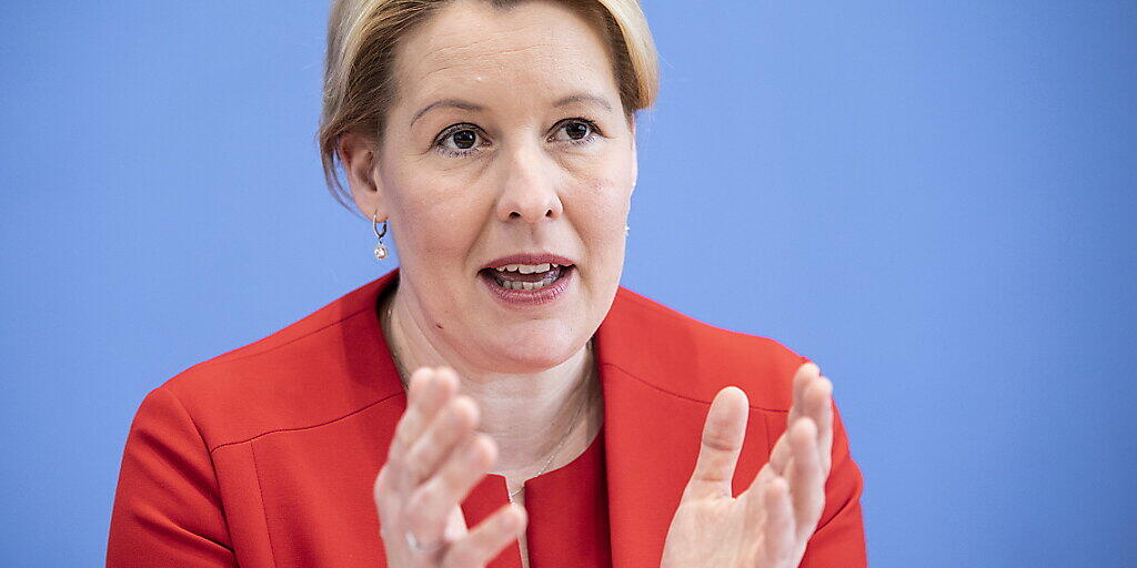 Giffey Mann : Vorwurf der Trickserei: Giffeys Ehemann wurde aus ... / Karsten giffey, der mann von bundesfamilienministerin franziska giffey (spd) hat seinen job verloren, weil er seine arbeitszeiten gefälscht haben soll.