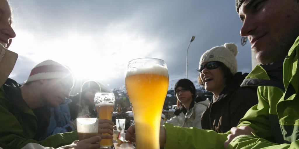 Das Après-Ski könnte in Ischgl im Tirol nicht nur wegen den Getränkeausgaben bald teuer zu stehen kommen, sondern auch dann, wenn man noch Skischuhe, Skier, Snowboard oder Skistöcke dabei hat. Ab kommendem Sonntag gilt das Verbot von 20 bis 6 Uhr. (Symbolbild) Das Après-Ski könnte in Ischgl im Tirol nicht nur wegen den Getränkeausgaben bald teuer zu stehen kommen, sondern auch dann, wenn man noch Skischuhe, Skier, Snowboard oder Skistöcke dabei hat. Ab kommendem Sonntag gilt das Verbot von 20 bis 6 Uhr. (Symbolbild)