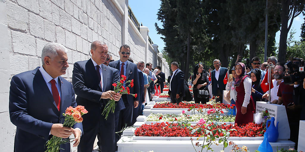 Staatspr&auml;sident Recep Tayyip Erdogan und Ministerpr&auml;sident Binali Yildirim gedenken den Opfern des Putschversuches in der T&uuml;rkei vor einem Jahr.