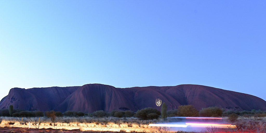 Den Aborigines ist der Berg Uluru heilig. Den Aborigines ist der Berg Uluru heilig.